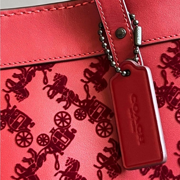 CD750 - Coach Field Tote 22 with Horse and Carriage - Picture 4 of 12